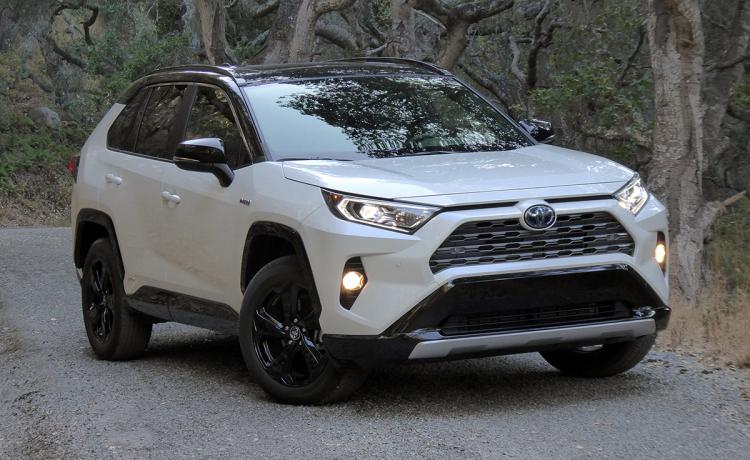 2019-toyota-rav4-xse-white-front-quarter 2019-toyota-rav4-xse-white-front-quarter